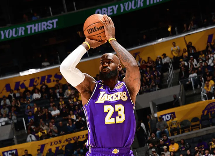 詹姆斯全场17中7,三分3中0得到17分4篮板10助攻8失误